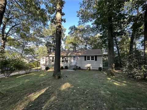 15 Steppingstone Pl, Norwalk, CT 06850
