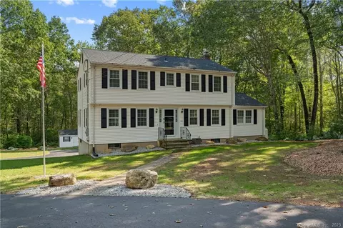 40 Maupas Rd N, Guilford, CT 06437