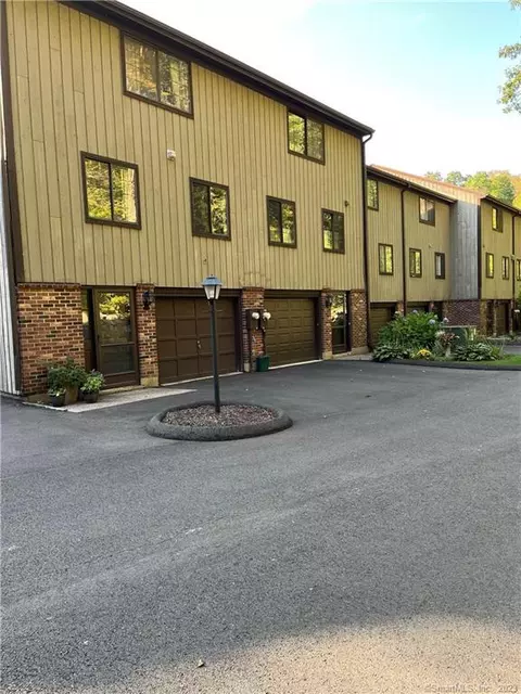10 Pond Hollow Dr #10, Hamden, CT 06518