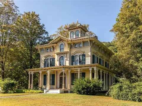 55 Church St, New Hartford, CT 06057