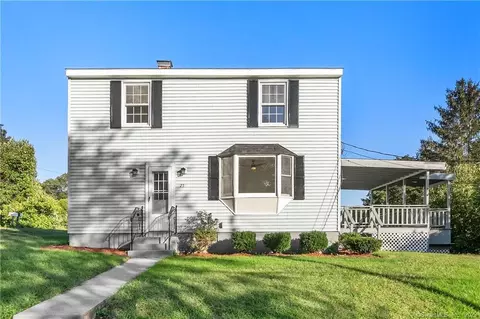 25 Bonville Dr, Montville, CT 06382