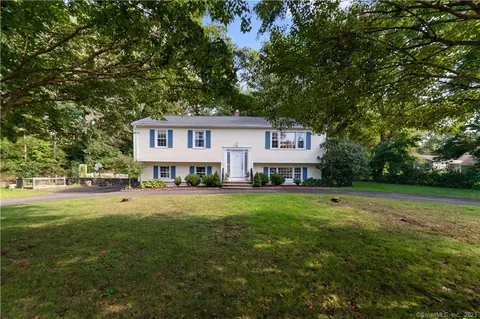 34 Seneca Dr, Trumbull, CT 06611