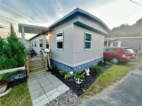 13 Susan St, Beacon Falls, CT 06403