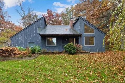 21 Fawnbrook Ln, Simsbury, CT 06070