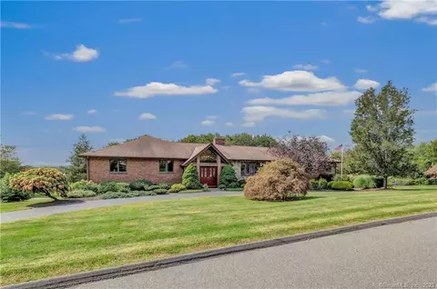 150 Roosevelt Dr, Trumbull, CT 06611
