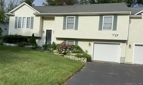 24 Faulkner Dr, Waterford, CT 06375