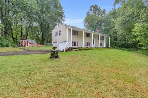 5 Putnam Dr, Newtown, CT 06470