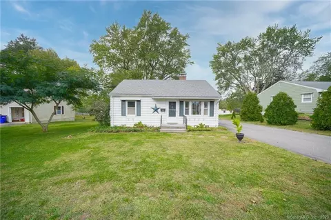 80 West St, Windsor Locks, CT 06096