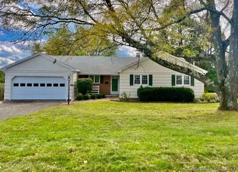 124 Selden Hill Dr, West Hartford, CT 06107