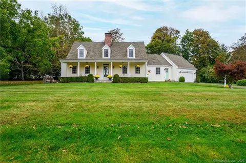 9 Lovells Ln, Newtown, CT 06470