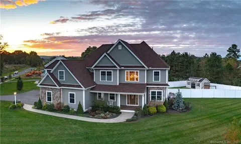 2 Fiddlehead Pl, Suffield, CT 06078
