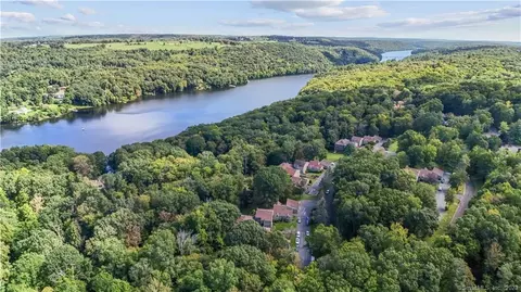 35 Hearthstone Dr, Brookfield, CT 06804