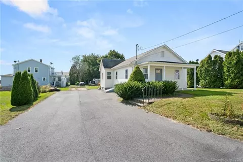 12 Monroe St, Waterford, CT 06385
