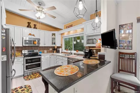 40 Ledgebrook Dr #40, Norwalk, CT 06854