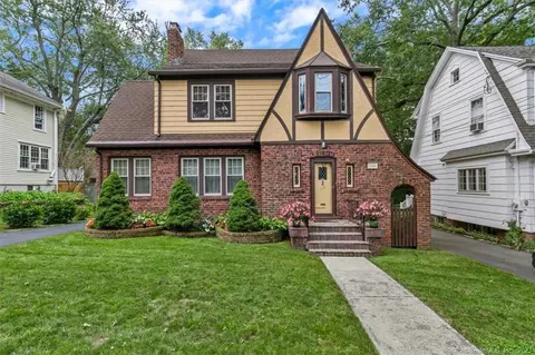 105 Swarthmore St, Hamden, CT 06517