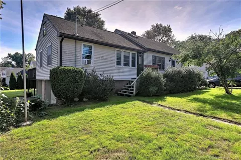 11 Maple St, Trumbull, CT 06611