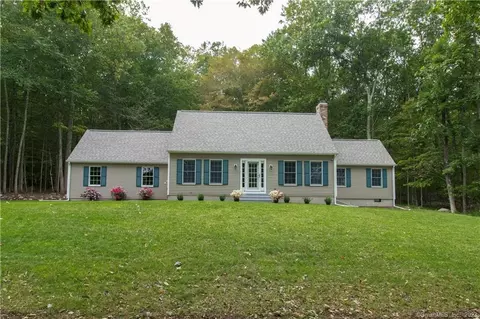 84 Olde Orchard Rd, Clinton, CT 06413