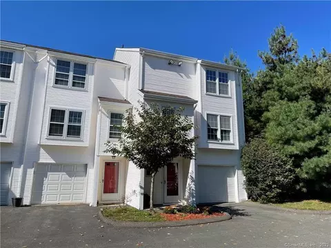 52 Deerwood Ln #11, Waterbury, CT 06704