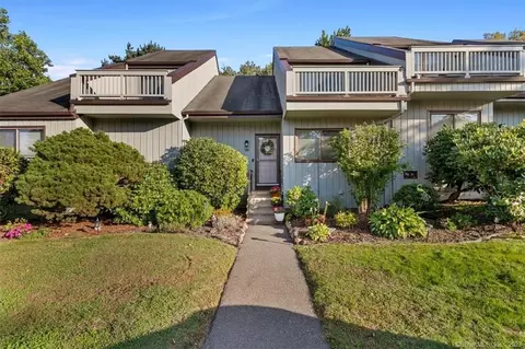 100 Hemlock Rd #5-2, Branford, CT 06405