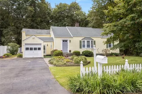 42 Meadowpark Ave E, Stamford, CT 06905