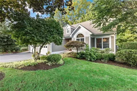 16 Carrie Cir #16, Fairfield, CT 06825