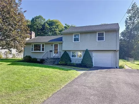 12 Lindy Ln, West Hartford, CT 06117