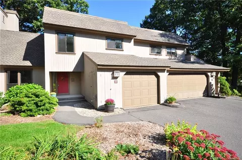 8 Redwood Ln #8, Avon, CT 06001