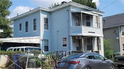 6 Yarrington Ct, Bridgeport, CT 06607
