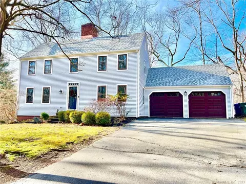 2 Oakridge Dr, Old Lyme, CT 06371