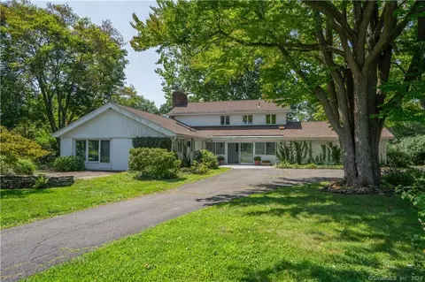 11 High Point Ln, West Hartford, CT 06107