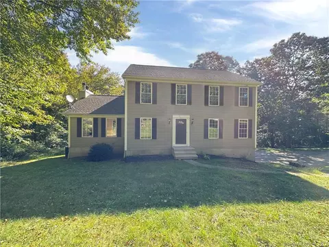 11 Jo Mar Dr, Newtown, CT 06482