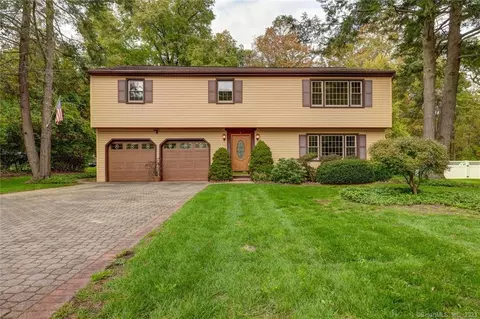 5 Spinning Wheel Ln, Norwalk, CT 06851