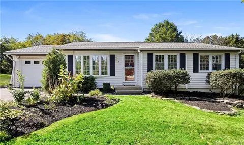 19 Cherry Ln, Montville, CT 06370