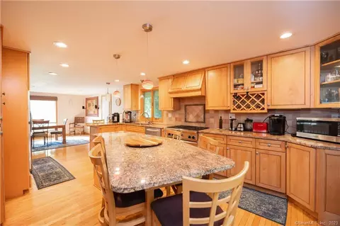 21 Cascade Rd, West Hartford, CT 06117