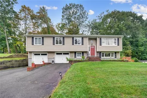 8 Ward Dr, Danbury, CT 06810