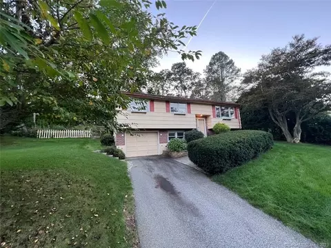 83 Holly Hill Dr, Montville, CT 06382