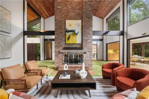 115 Pequot Ln, New Canaan, CT 06840
