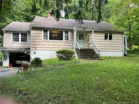 1418 Straits Tpke Sts, Middlebury, CT 06762