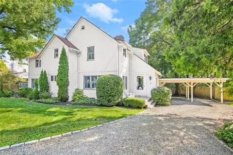 2 Covewood Dr, Norwalk, CT 06853