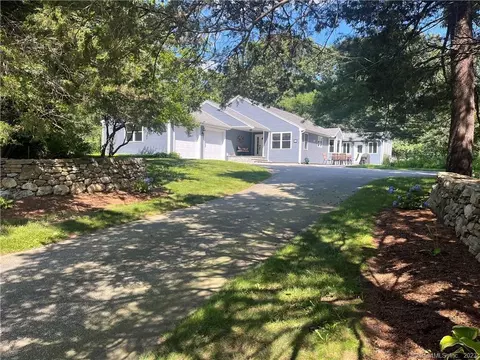 8 Wellington Way, Amston, CT 06231