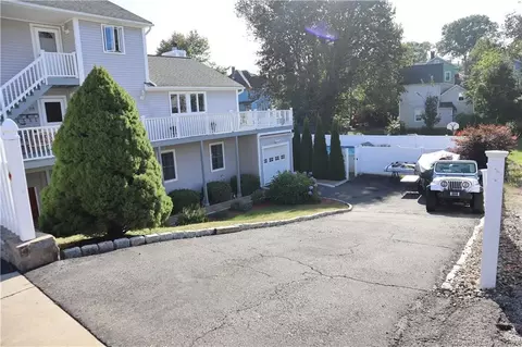 28 Smith St, Derby, CT 06418
