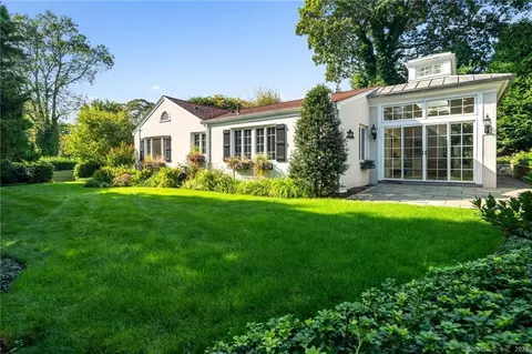 31 Crest Rd, Norwalk, CT 06853