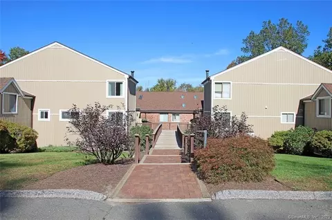 38 Hearthstone Dr #38, Brookfield, CT 06804