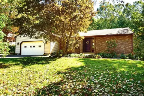 34 Wildwood Dr, Manchester, CT 06042