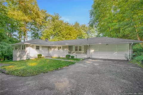 1 De Bisschop Ln, Waterbury, CT 06706