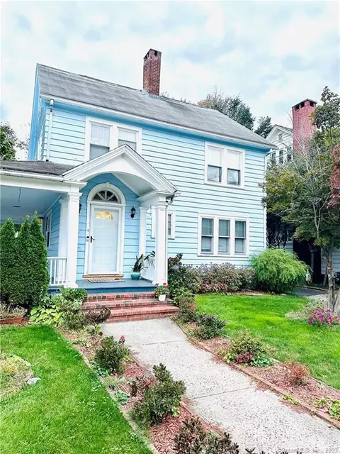 121 Elmwood Pl, Bridgeport, CT 06604