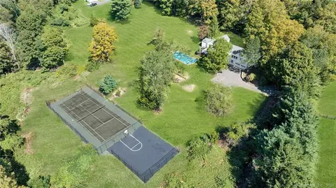 195 Umpawaug Rd, Redding, CT 06896