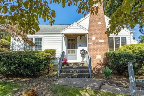 15 Arrowhead Rd, Trumbull, CT 06611