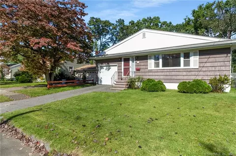 46 Auburn St, Stratford, CT 06614