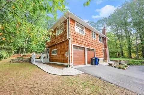 16 Red Oak Ln, Norwalk, CT 06850